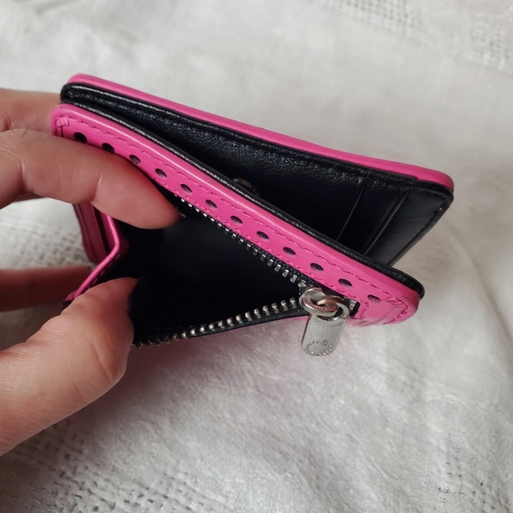 Marc Jacobs Sophisticato Disc Bow Emi Wallet in Pink and Black - Picture 11 of 11